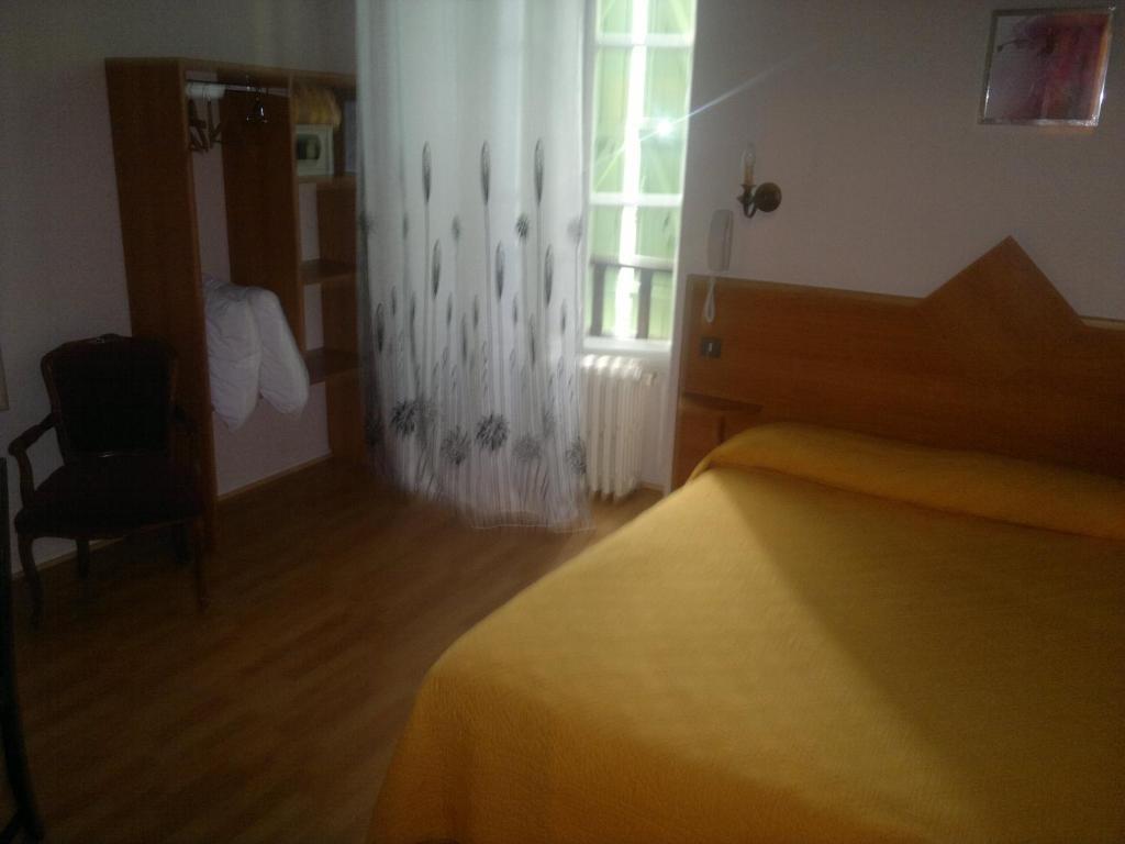 Logis Hotel De France Arudy Værelse billede